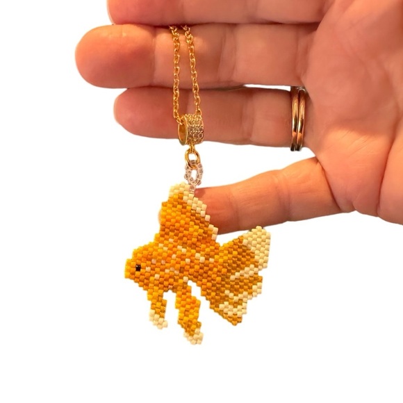 Handwoven beaded goldfish pendant with sparkling bale on 20” gold color chain - Picture 5 of 5